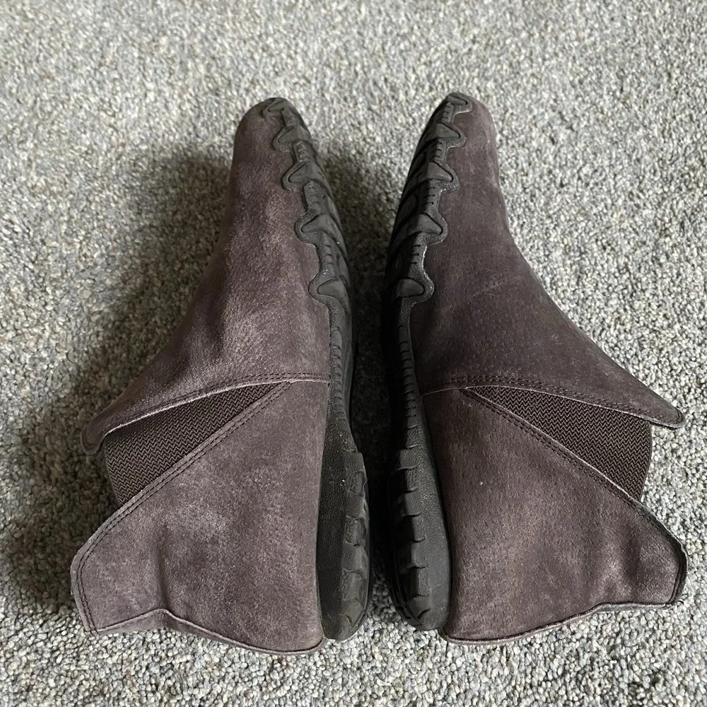 Skechers Ankle Chelsea Booties 8.5 EU 38.5 Taupe Suede Leather Flat Everyday